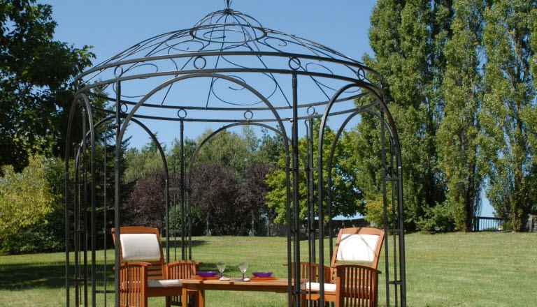 La tonnelle fleurie : le coin romantique pour vous protéger du soleil