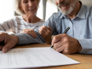 Emprunter lorsque l’on est senior : est-ce judicieux ?
